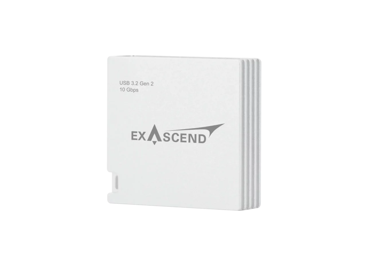 Essential 4-in-1 – Multi-slot Card Reader (10 Gbps) side view