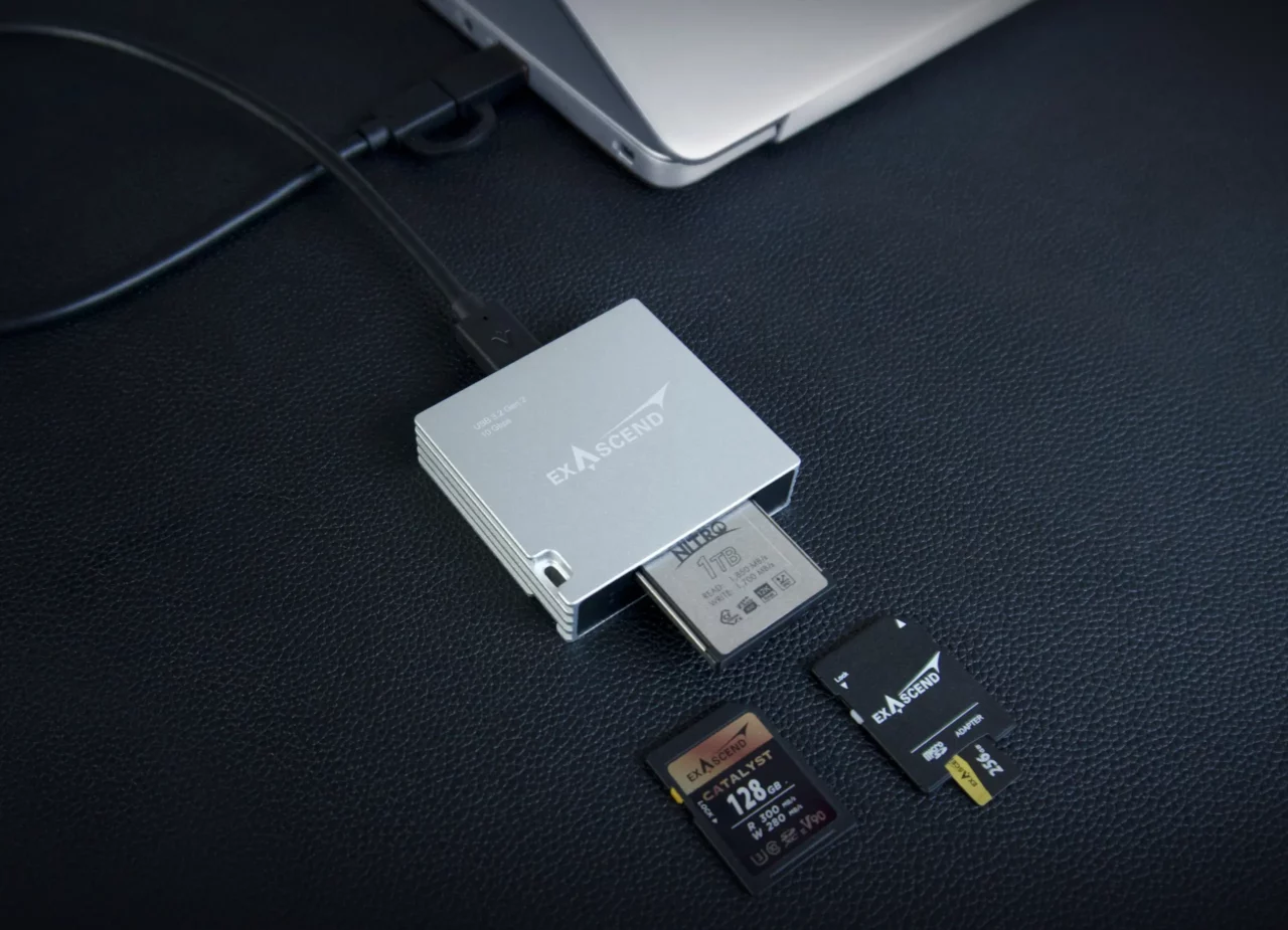 Essential 4-in-1 – Multi-slot Card Reader (10 Gbps) scenario photo 3