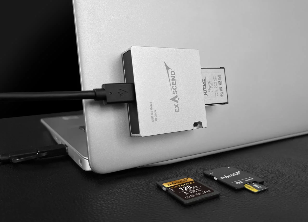 Essential 4-in-1 – Multi-slot Card Reader (10 Gbps) scenario photo 1