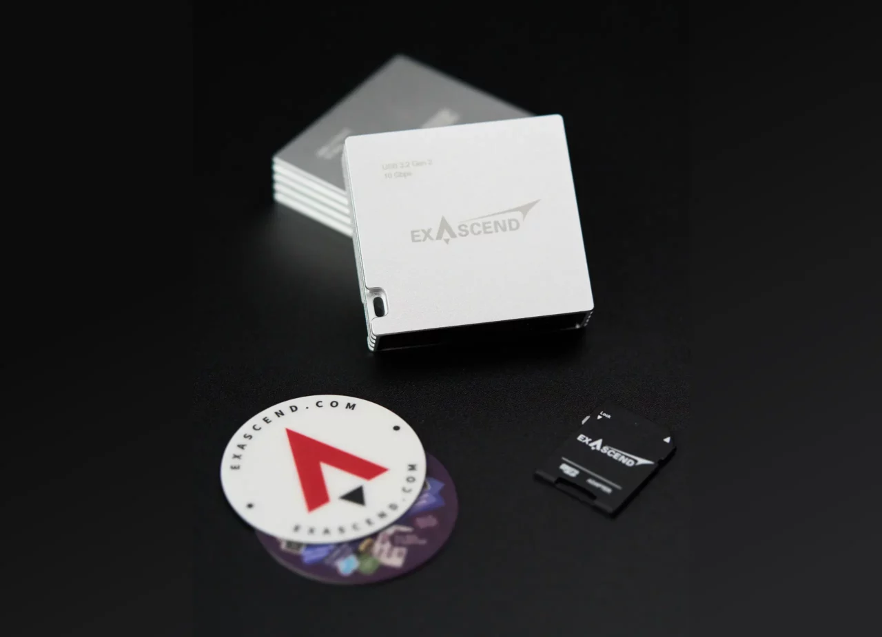 Essential 4-in-1 – Multi-slot Card Reader (10 Gbps) scenario photo 4